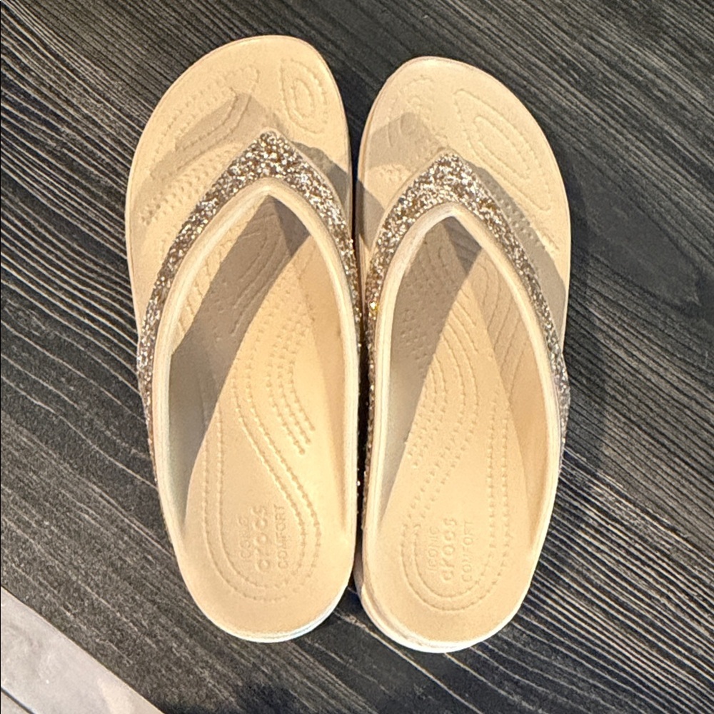CROCS Women's Beige Glitter V-strap Sandals - Picture 4 of 7